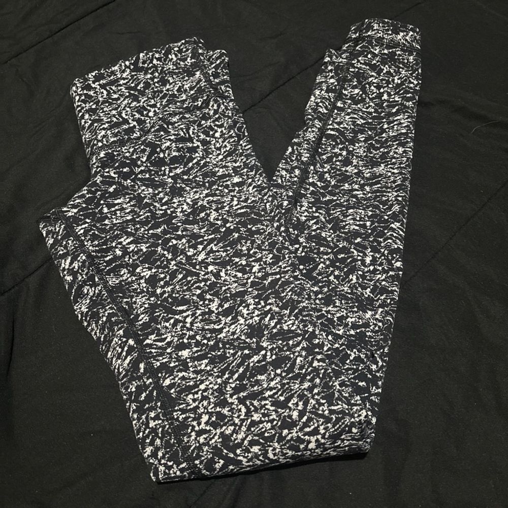 lululemon athletica Black and White Patterned Leggings in size 4 - Picture 4 of 5